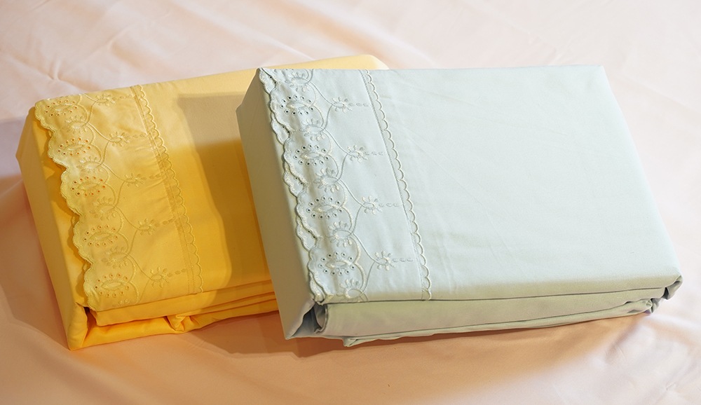 Microfiber lace bed sheet set